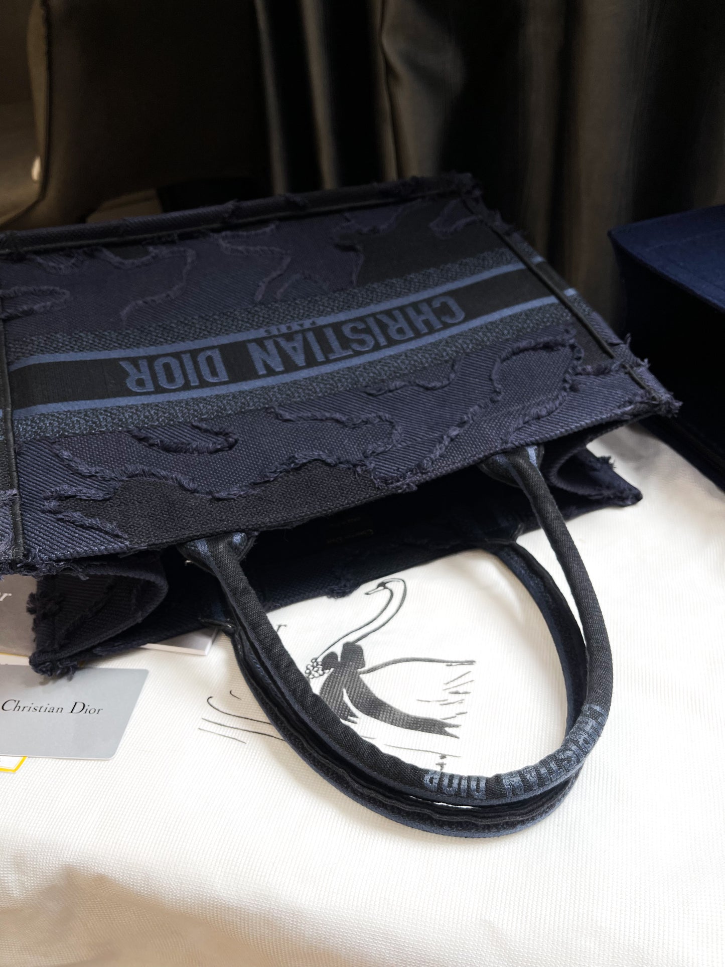 Book Dior Tote Size M