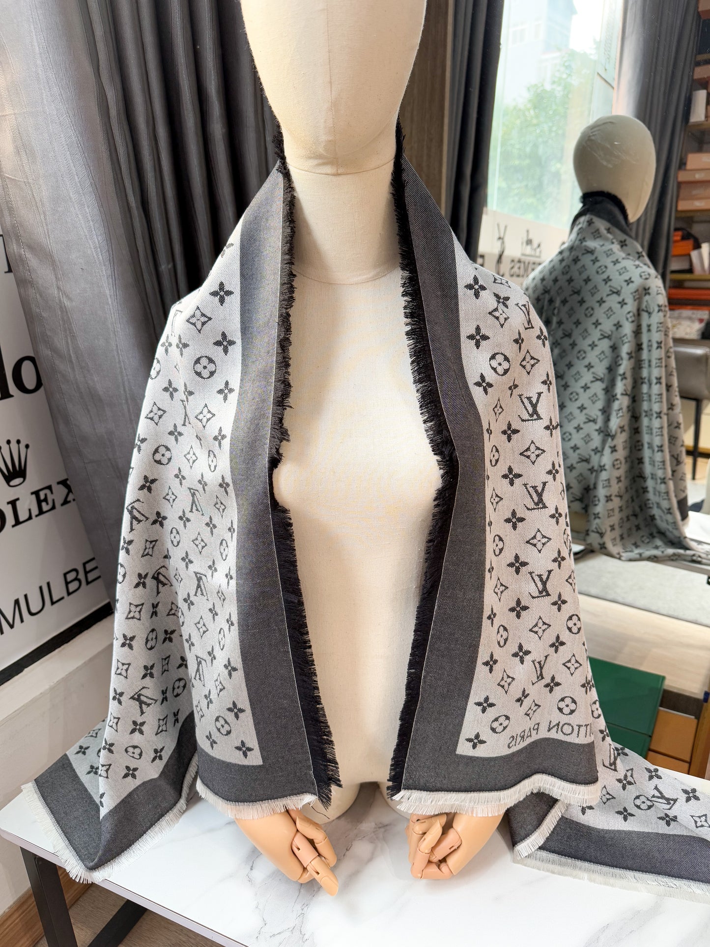 Khăn LV Denim Ghi Đen