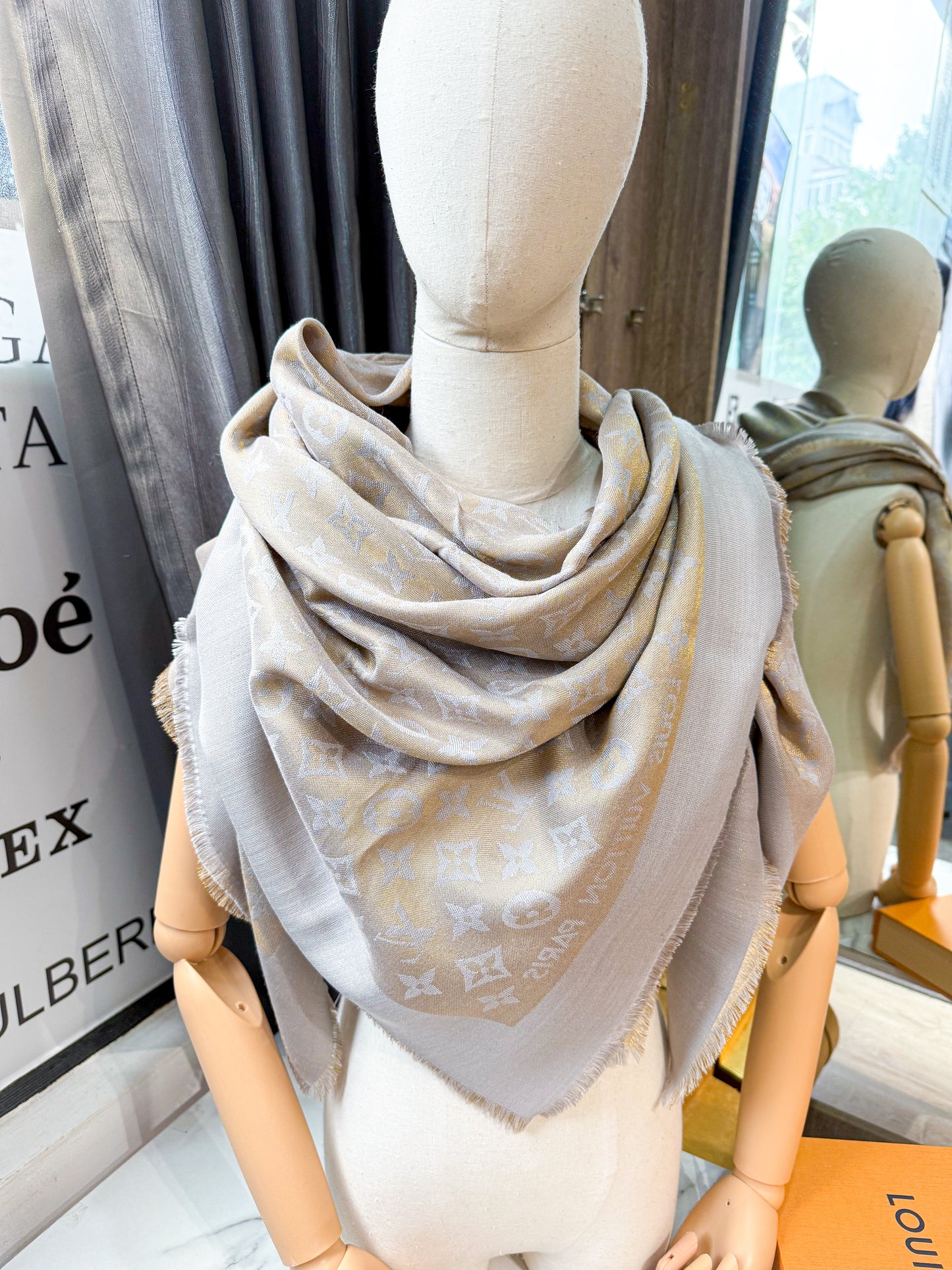 Khăn LV Ánh Kim Ghi Vàng 23/2