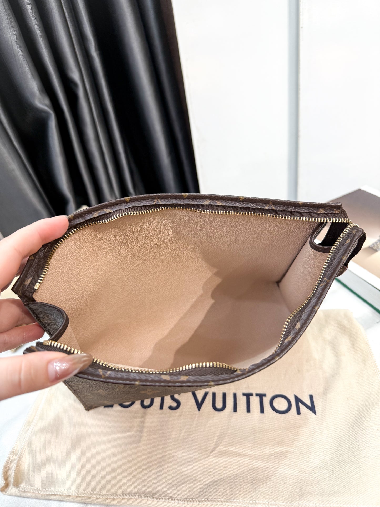 Pouch LV Mono