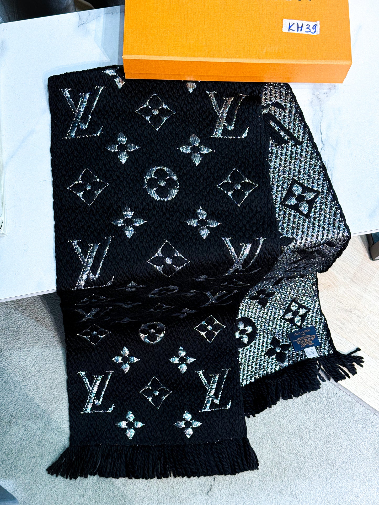Khăn Len LV Đen Ánh Kim KH39 13/11