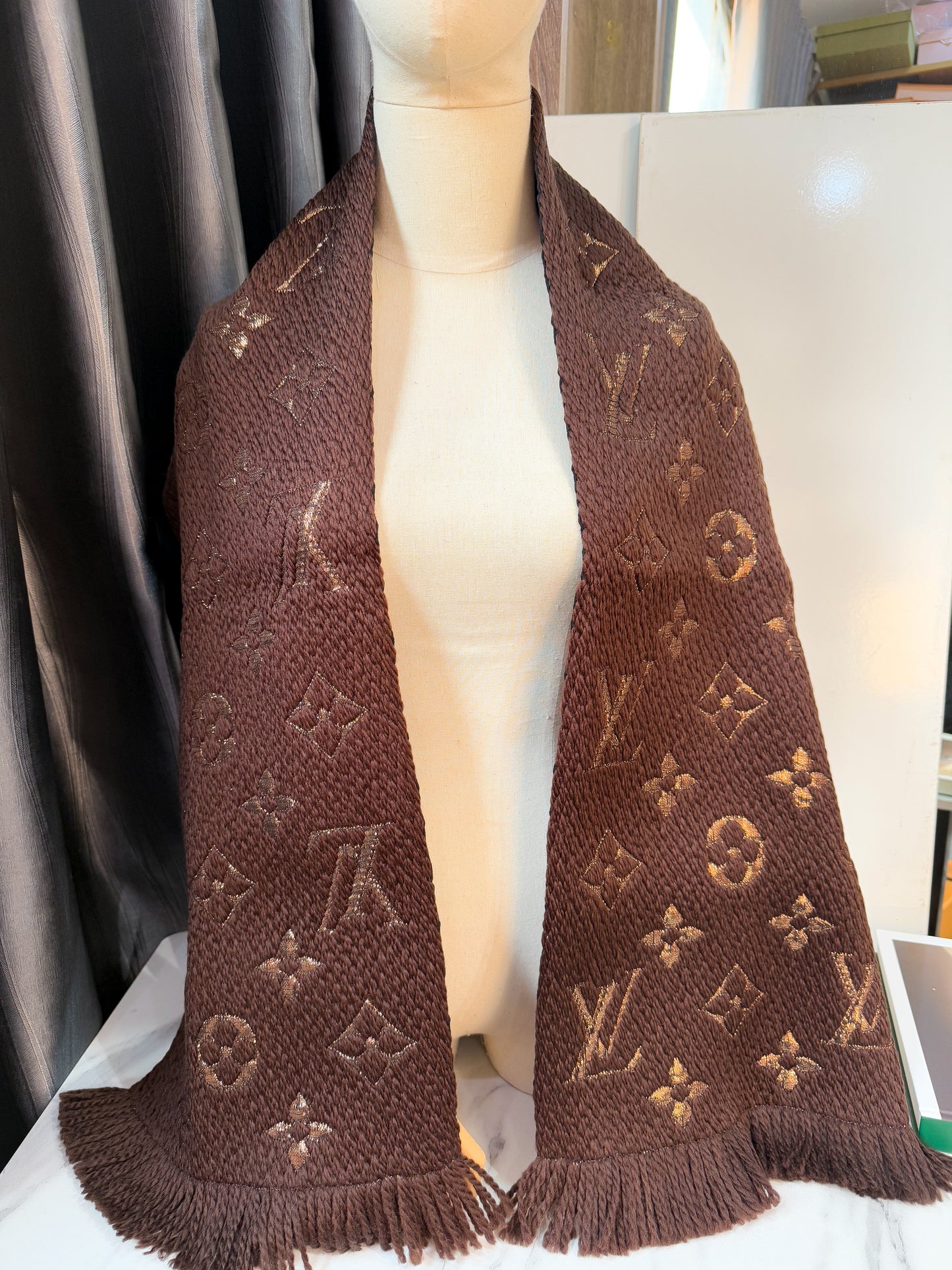 Khăn Len LV Nâu Ánh Kim