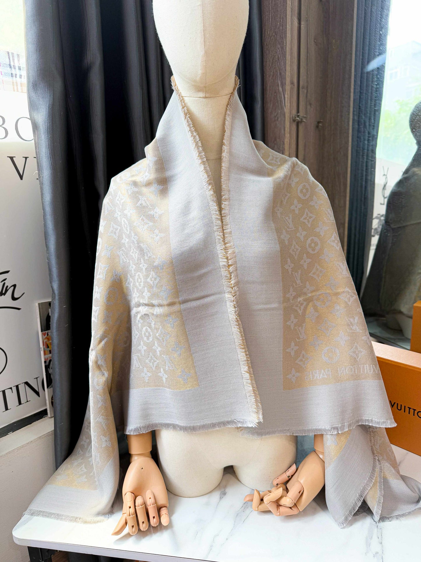 Khăn LV Ánh Kim Mất Tag 30/4