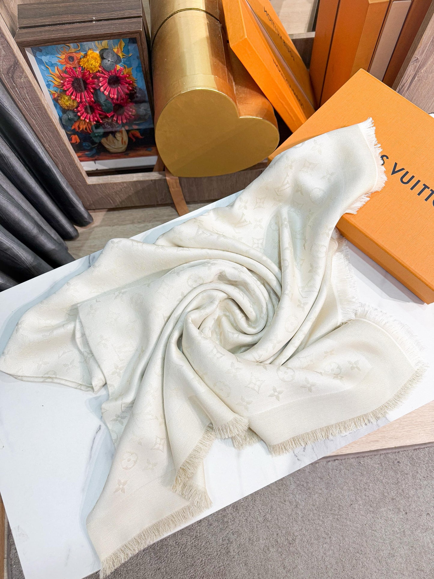 Khăn LV Trắng Ánh Kim 5/4