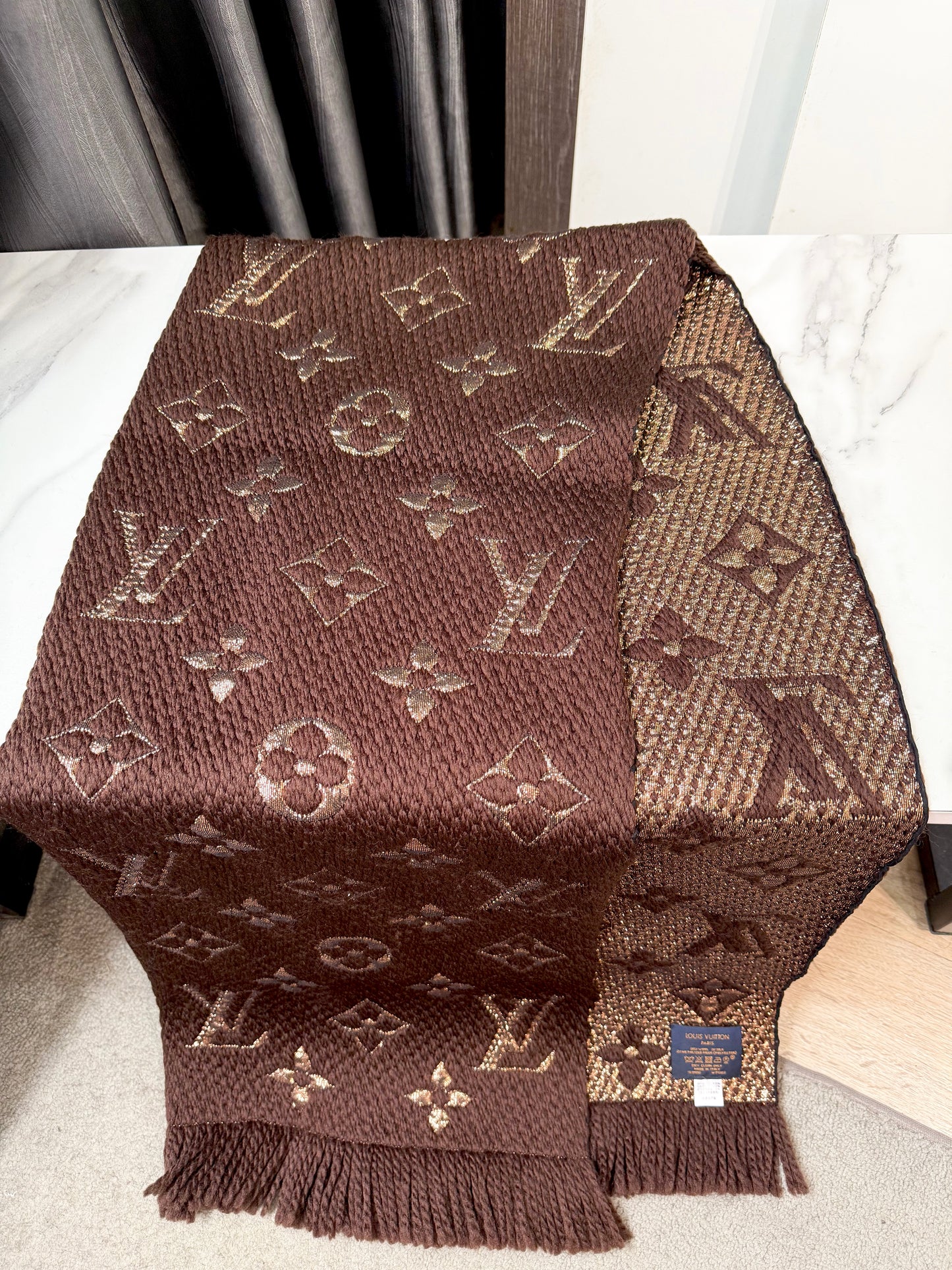 Khăn Len LV Nâu Ánh Kim