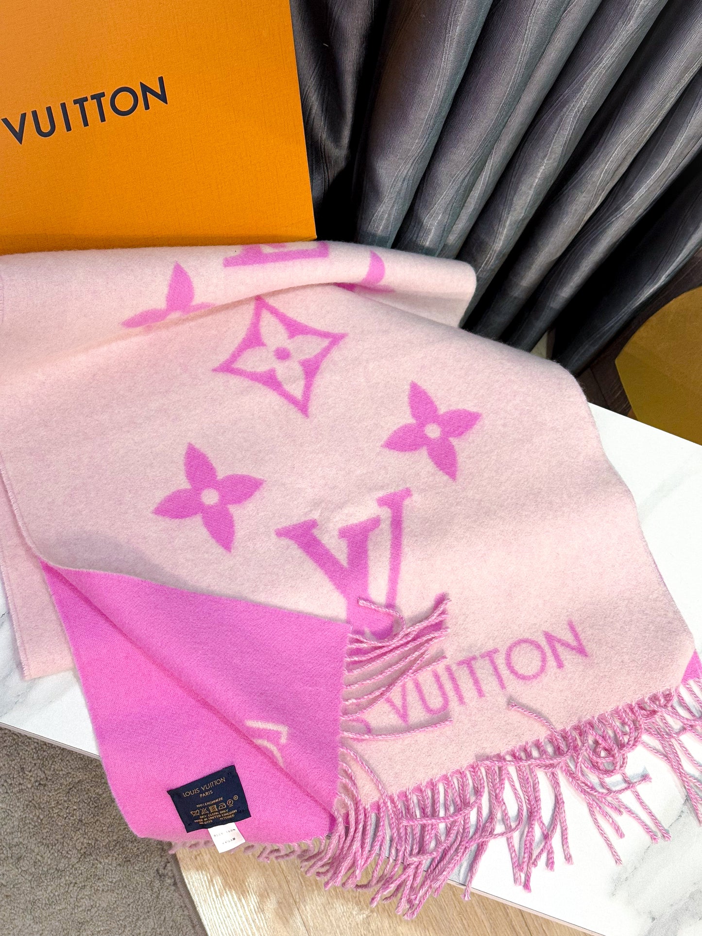 Khăn LV Cashmere Hồng