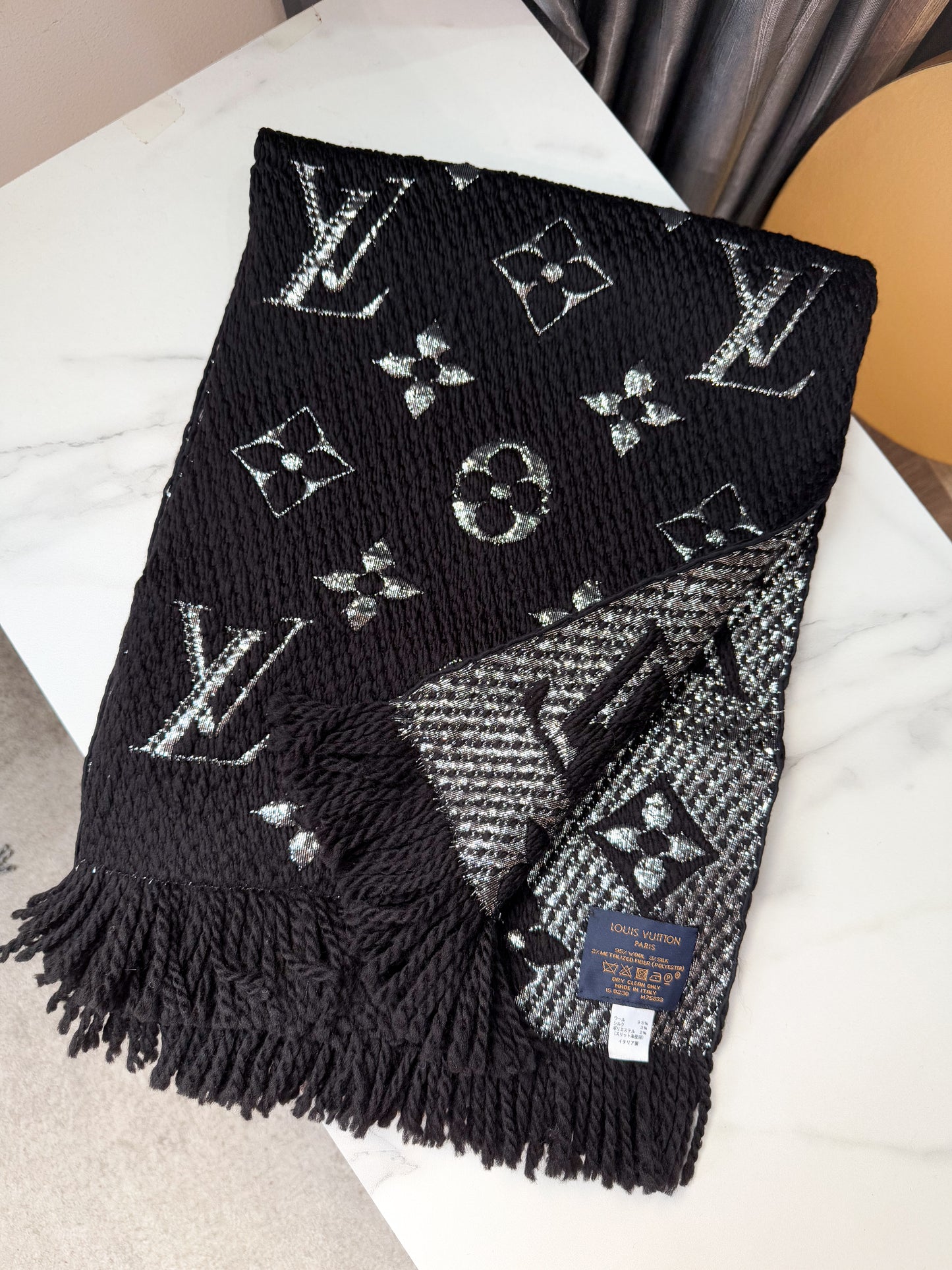 Khăn LV Len Đen Ánh Kim