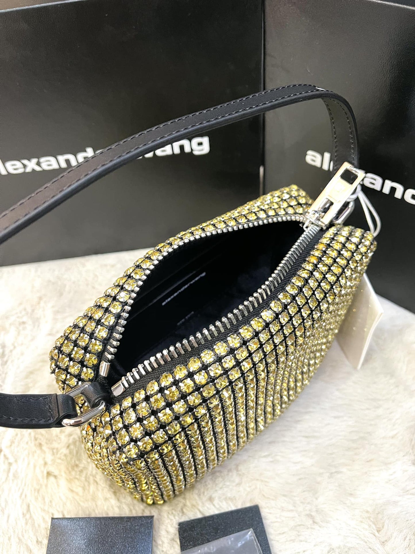 Wang-Tasche aus gelbem Stein