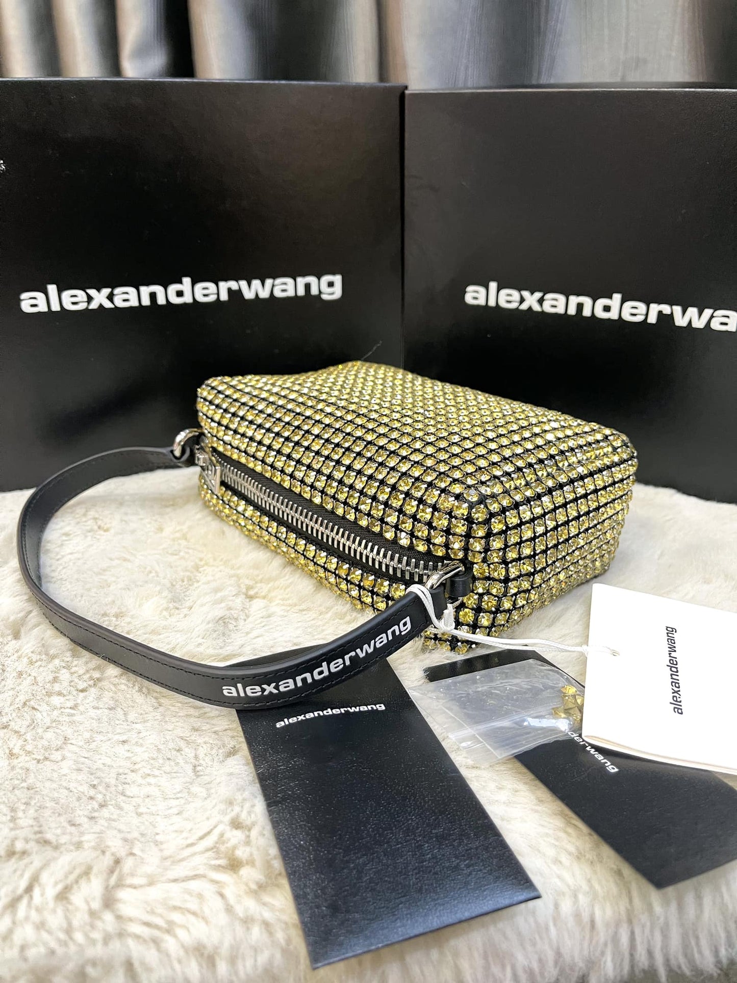 Wang-Tasche aus gelbem Stein