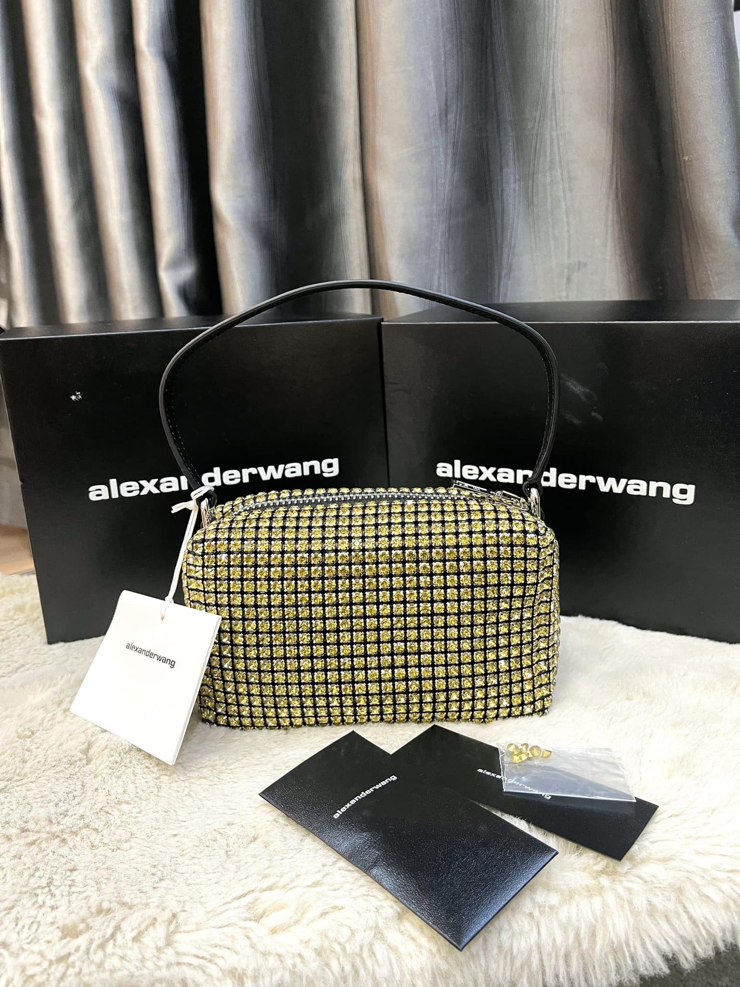 Wang-Tasche aus gelbem Stein
