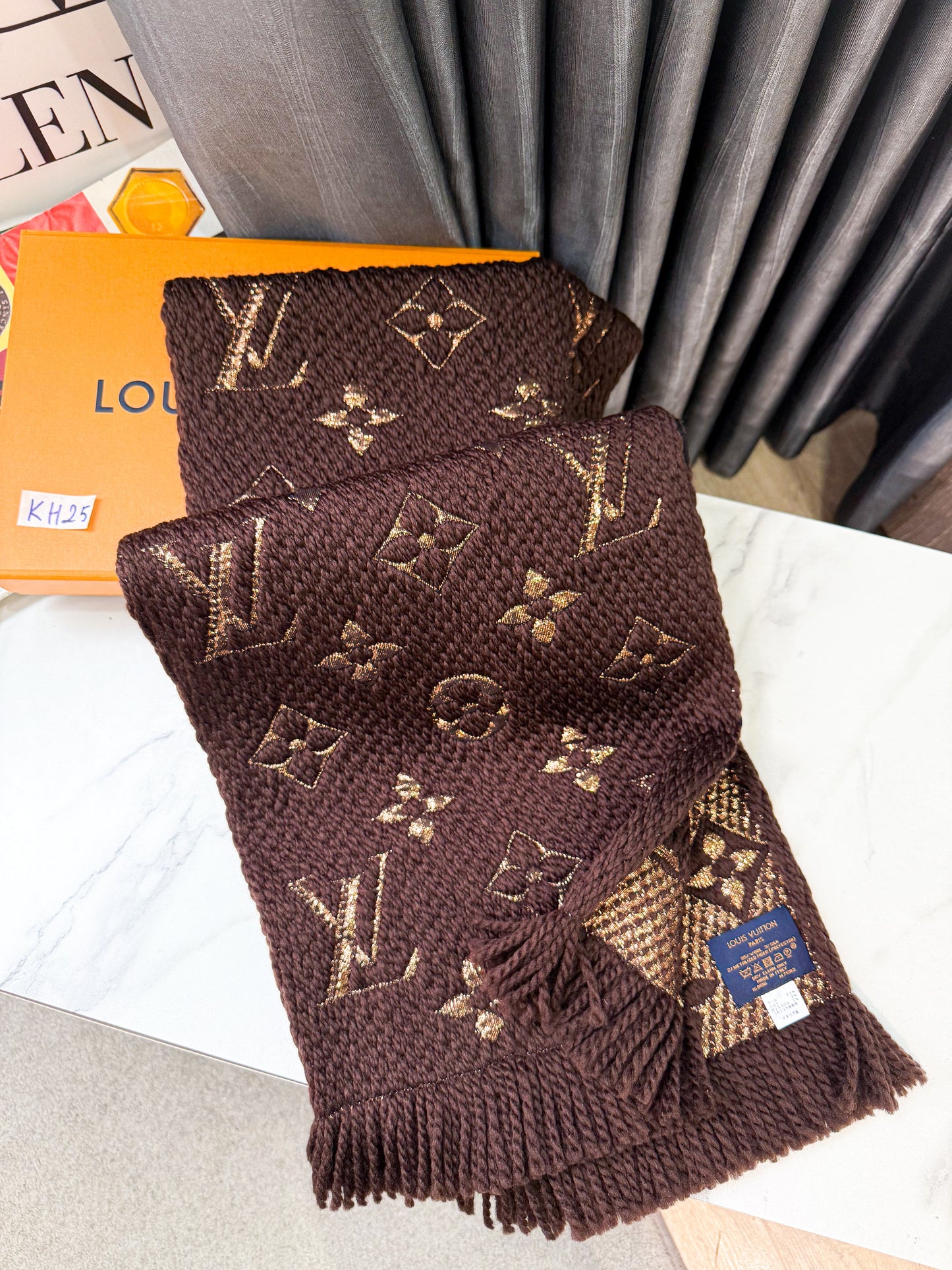 Khăn Len LV Nâu Ánh Kim