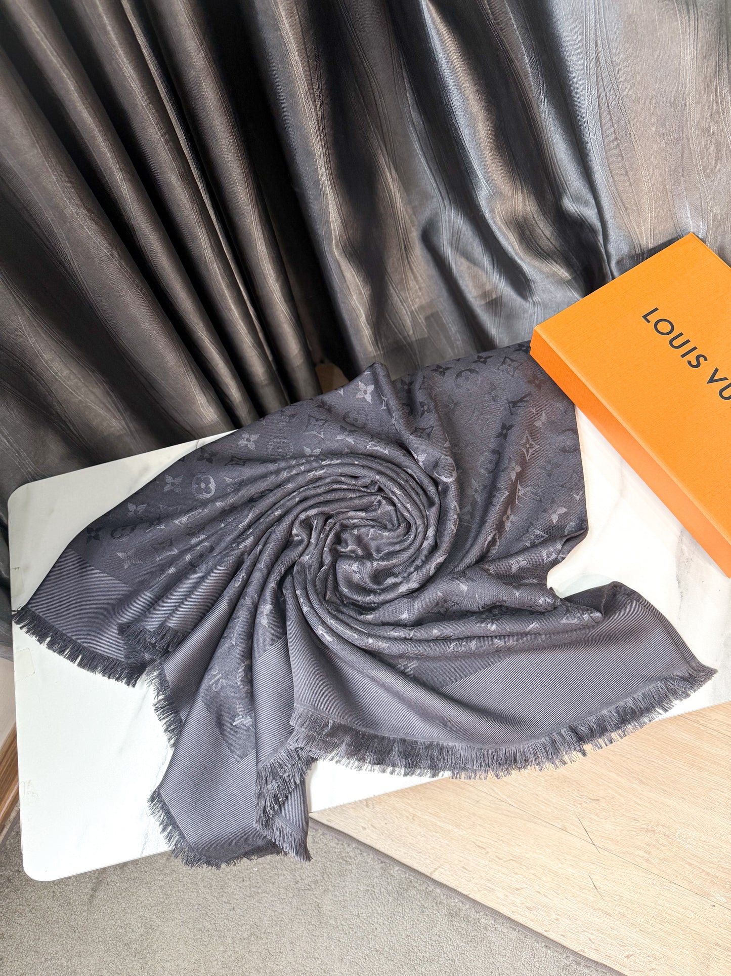 Khăn LV Grey Khổ 140x140