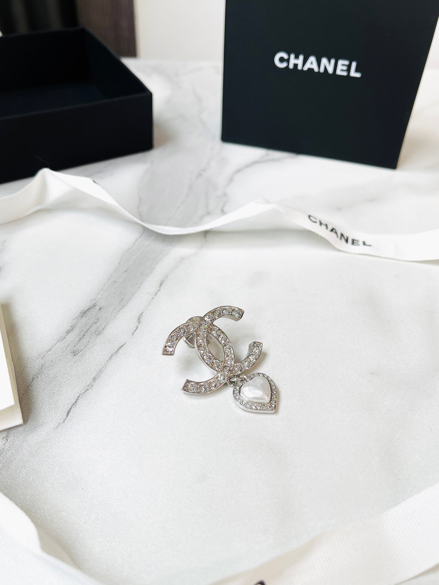 Cài Áo Chanel Trái Tim