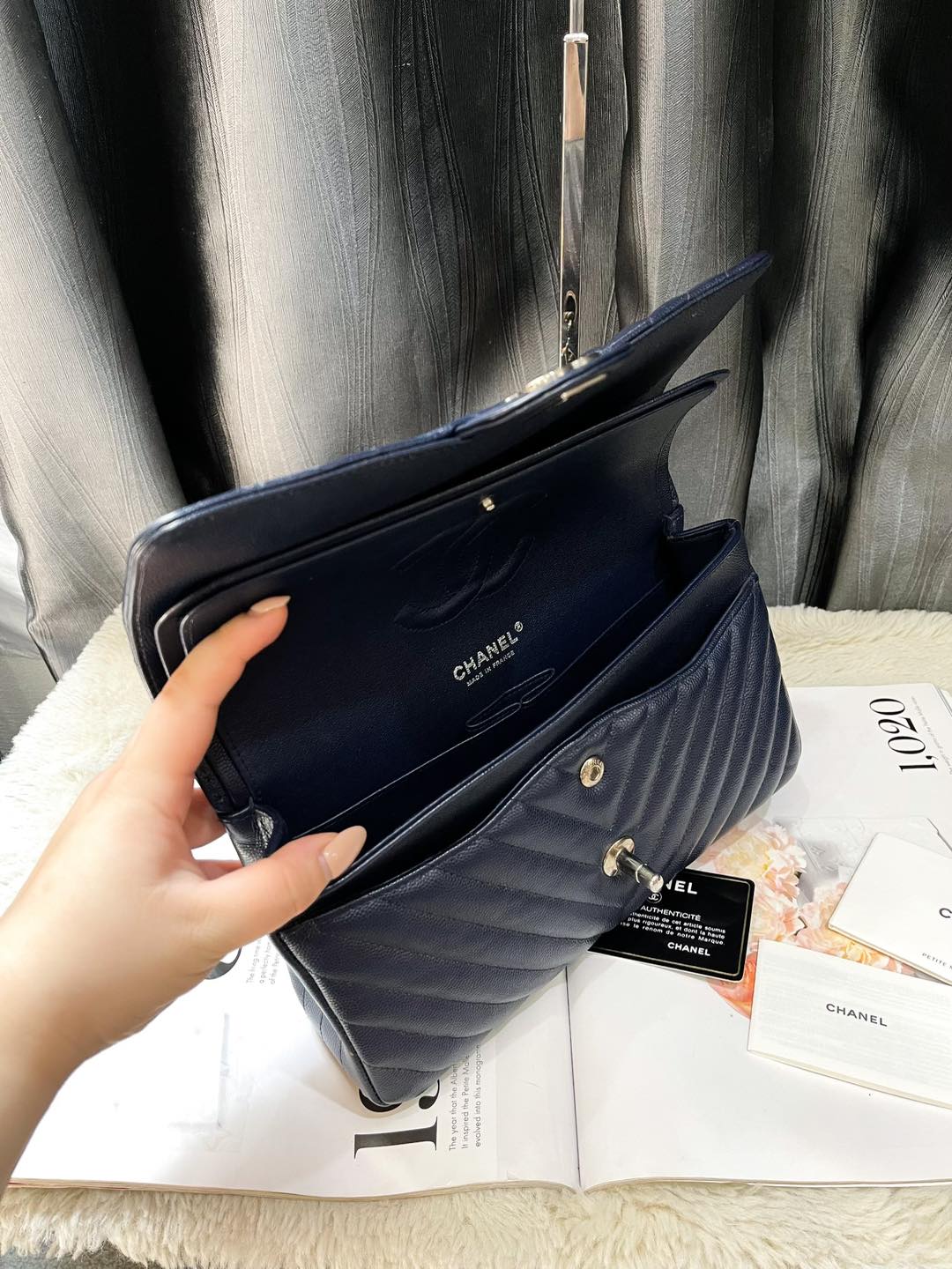Chanel Classic Chevron Size M Màu Xanh Than