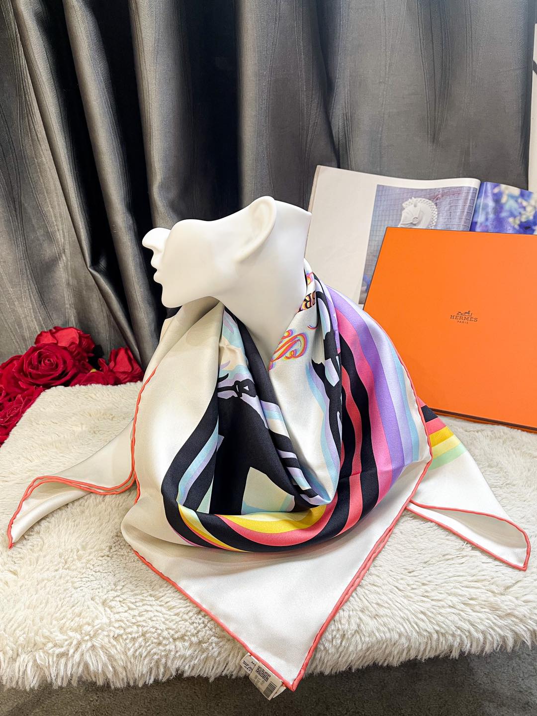 Bunter Seidenschal von Hermès