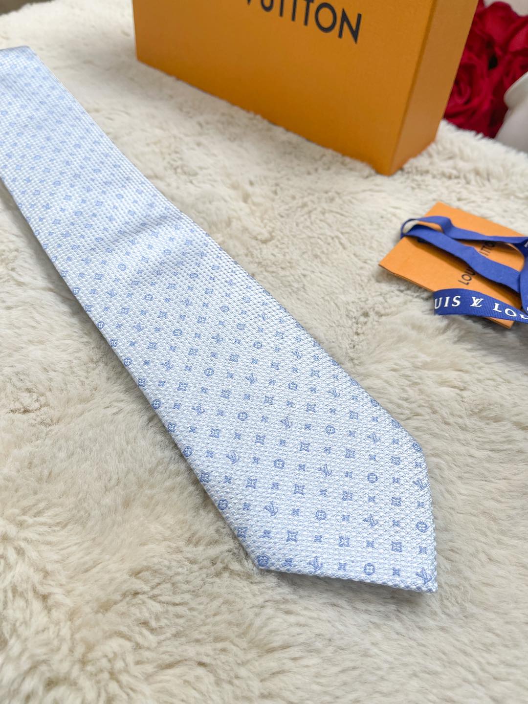 LV Cà Vạt Xanh Sáng