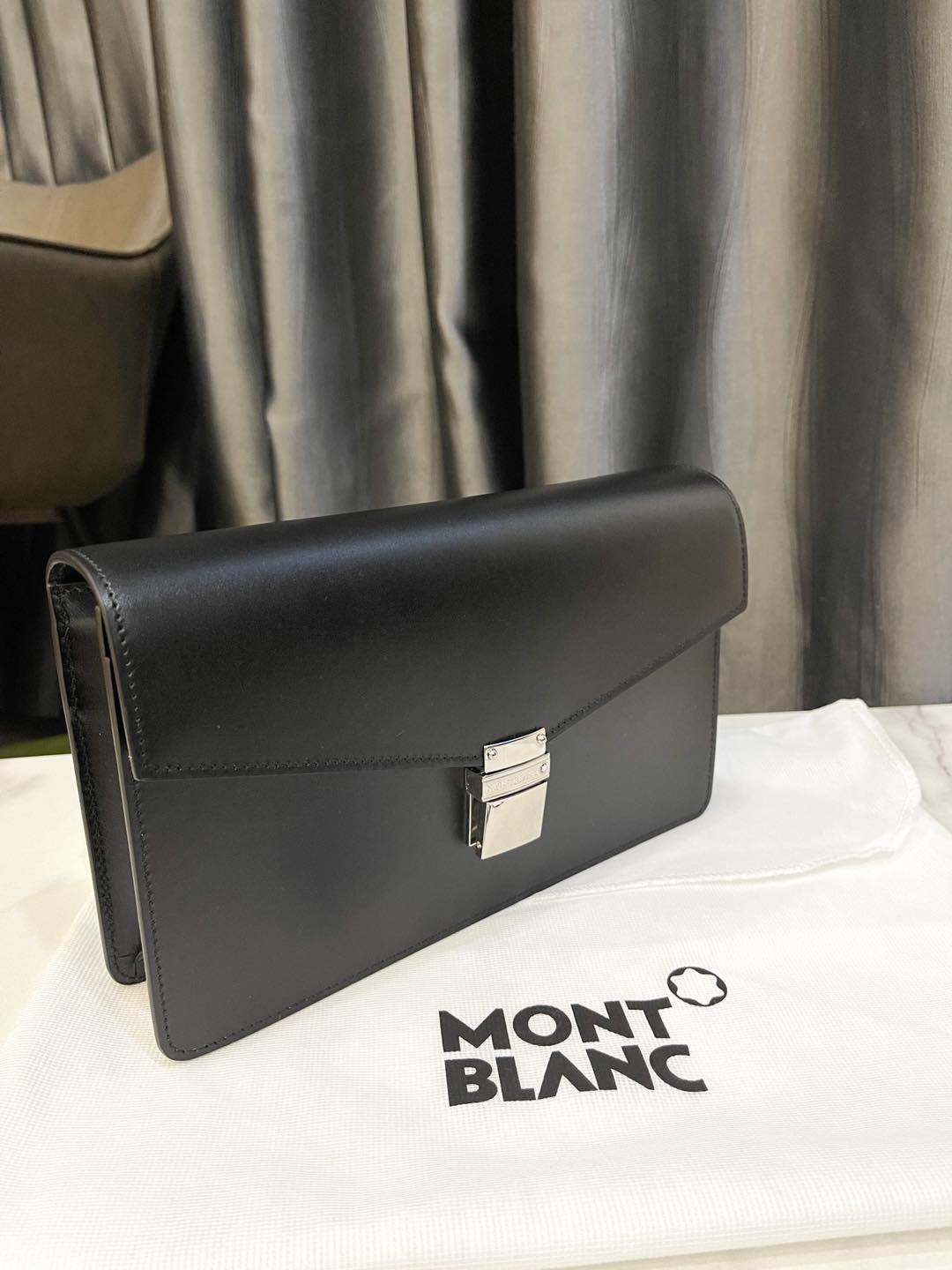Clutch Mont Dáng Basic Đen
