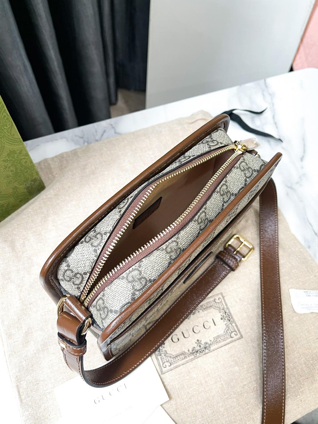 Túi Chéo Gucci Canvas Logo GG