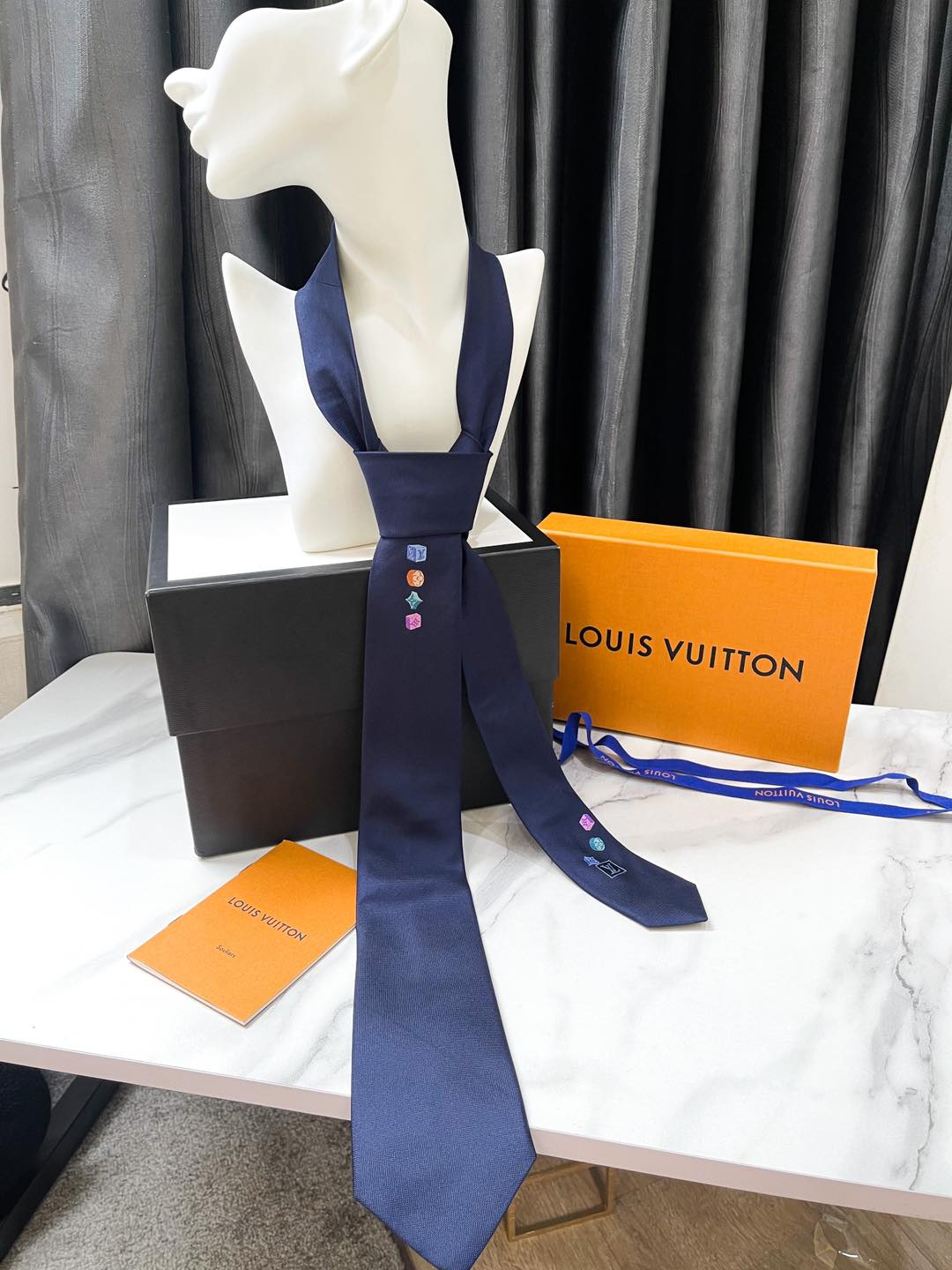 LV Cà Vạt Phối Hình