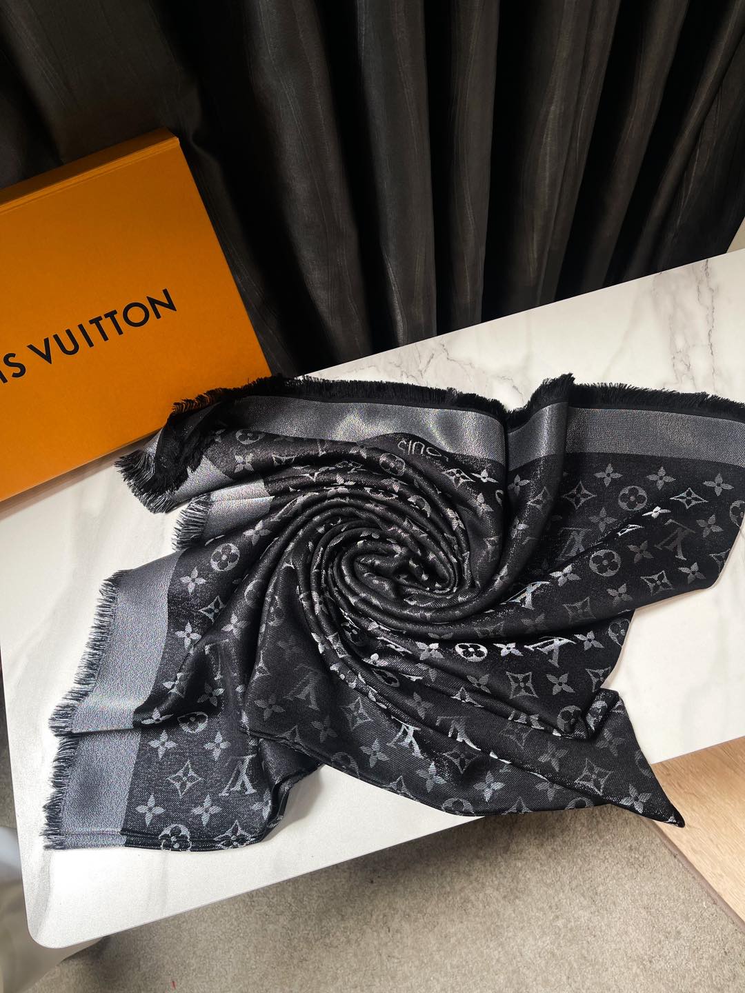 Khăn LV Ánh Kim Đen Đẹp