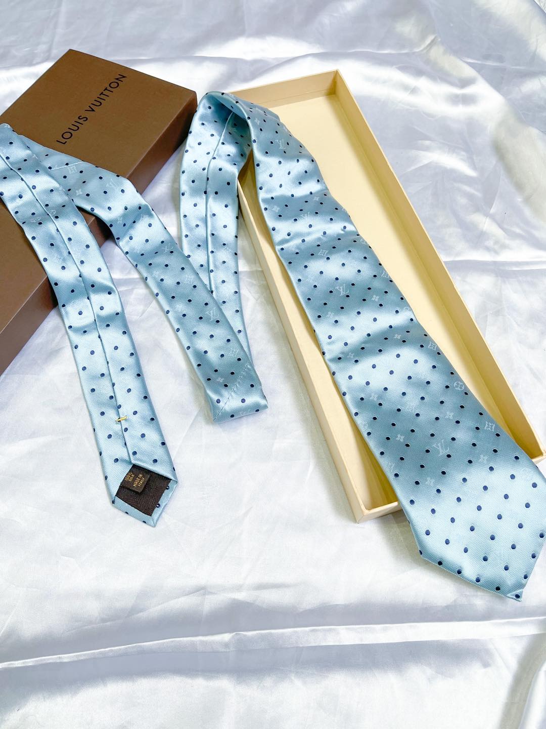 LV Cà Vạt Xanh Chấm Bi