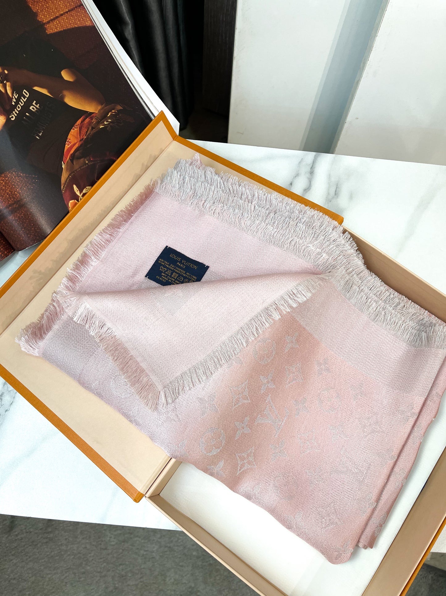 Khăn LV Hồng Ánh Kim