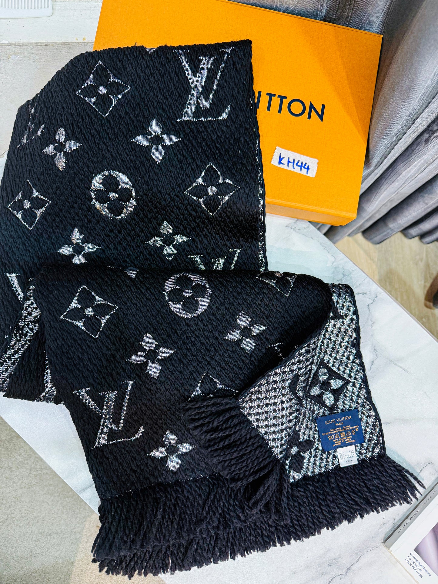 Khăn Len LV Đen Ánh Kim KH44 16/11