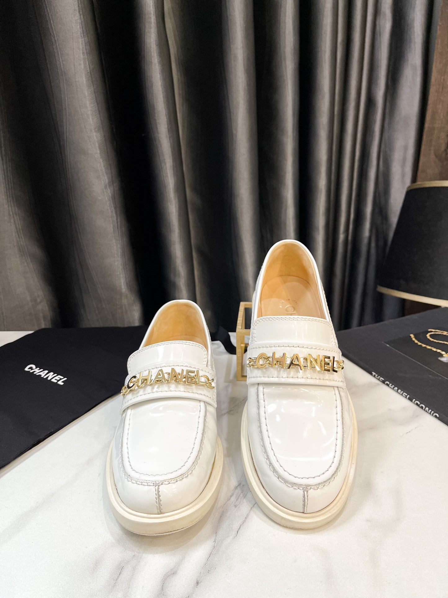 Moca Chanel Trắng