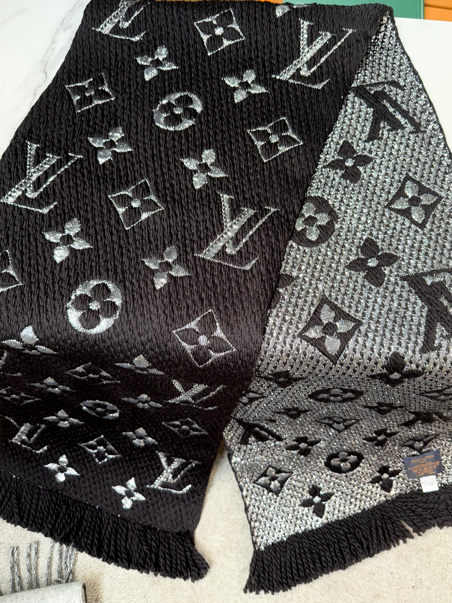 Khăn LV Len Đen Ánh Kim