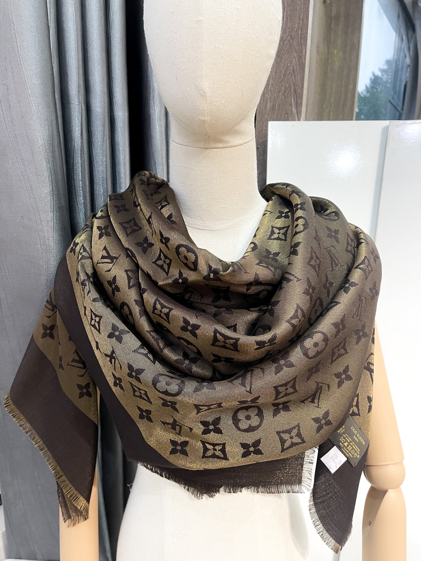 Khăn LV Nâu Ánh Kim