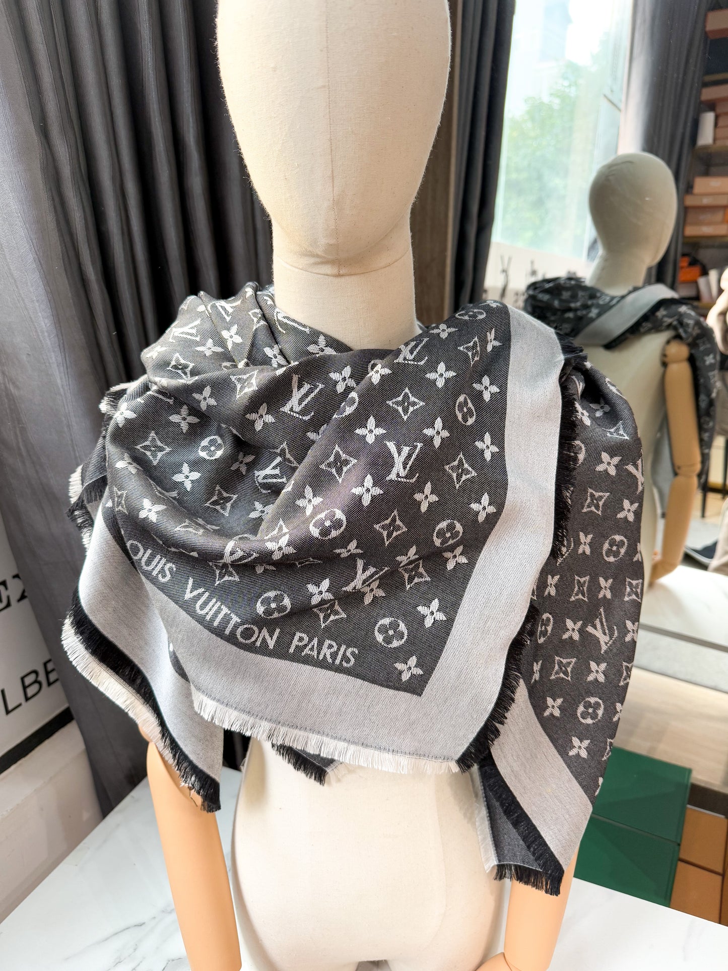 Khăn LV Denim Ghi Đen