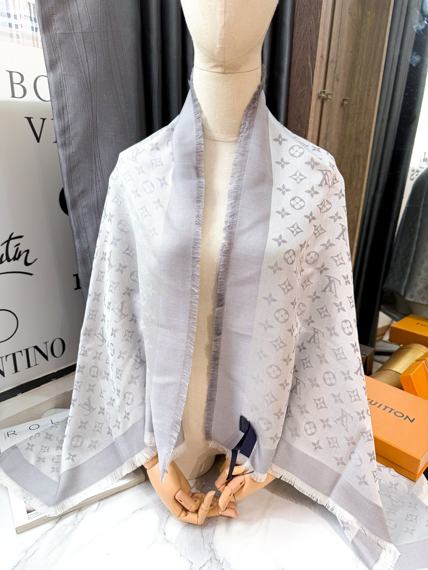 Khăn LV Ghi Ngọc Trai 27/3