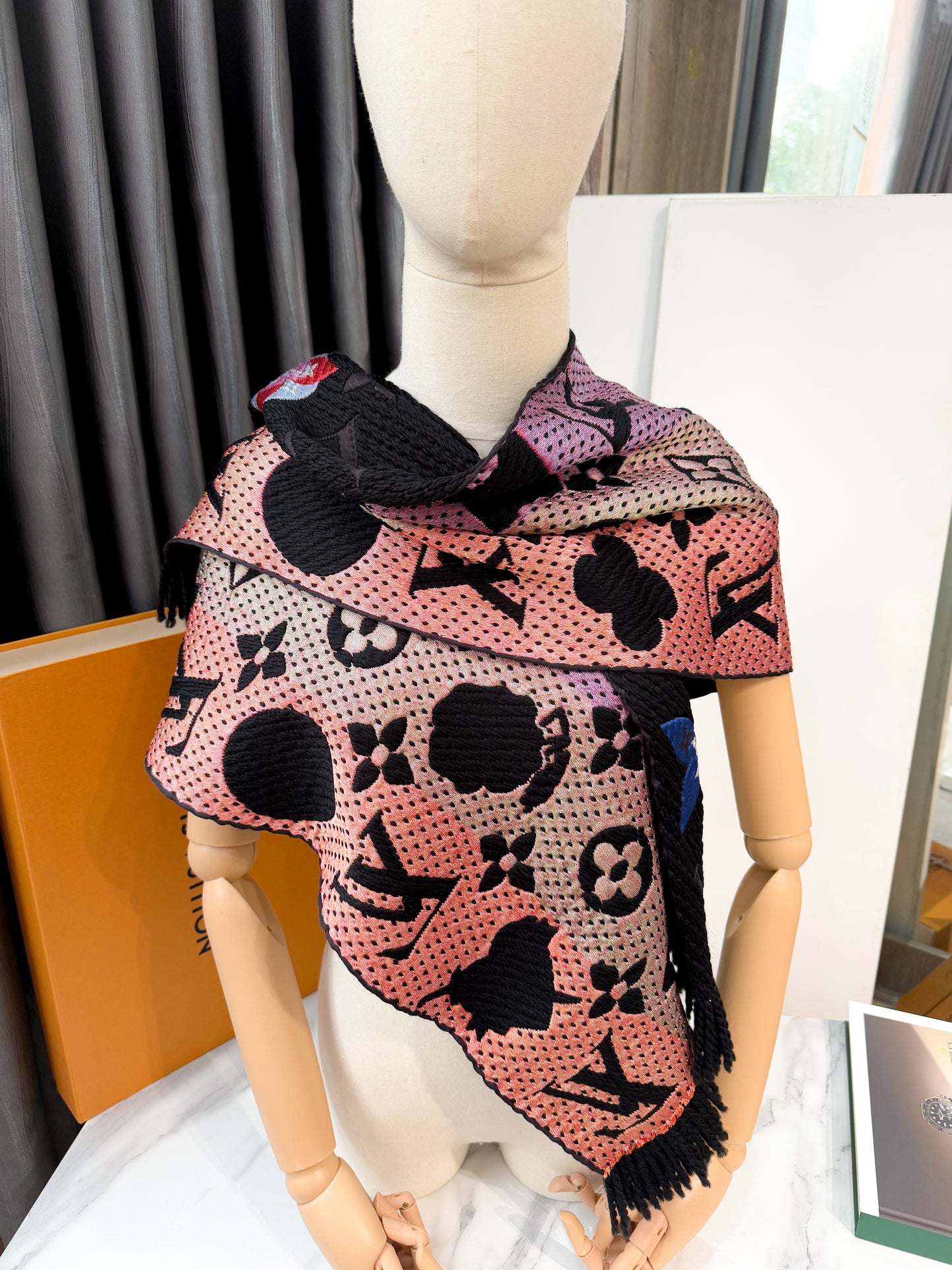 Khăn LV Len Rainbow Charm