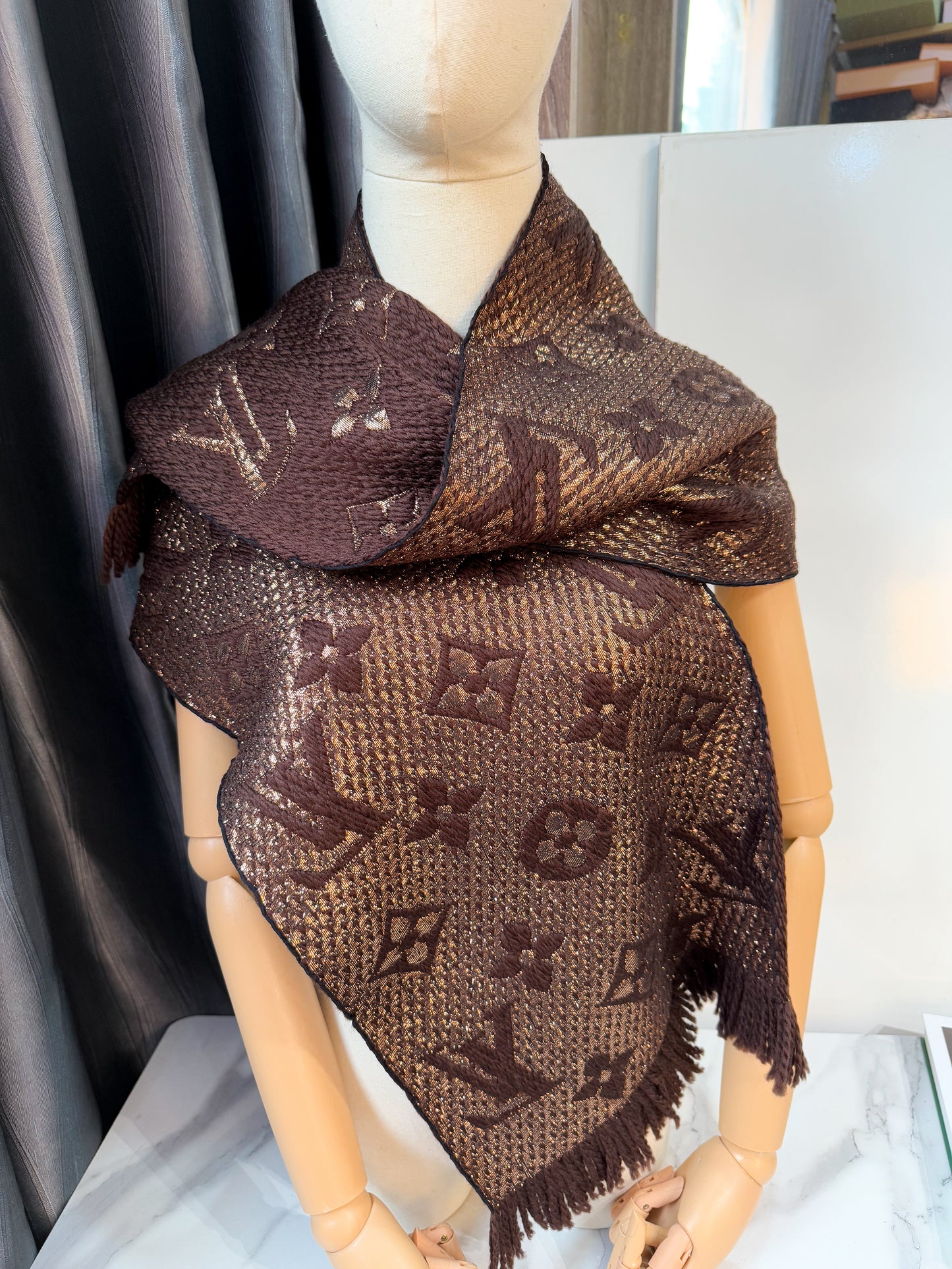 Khăn Len LV Nâu Ánh Kim