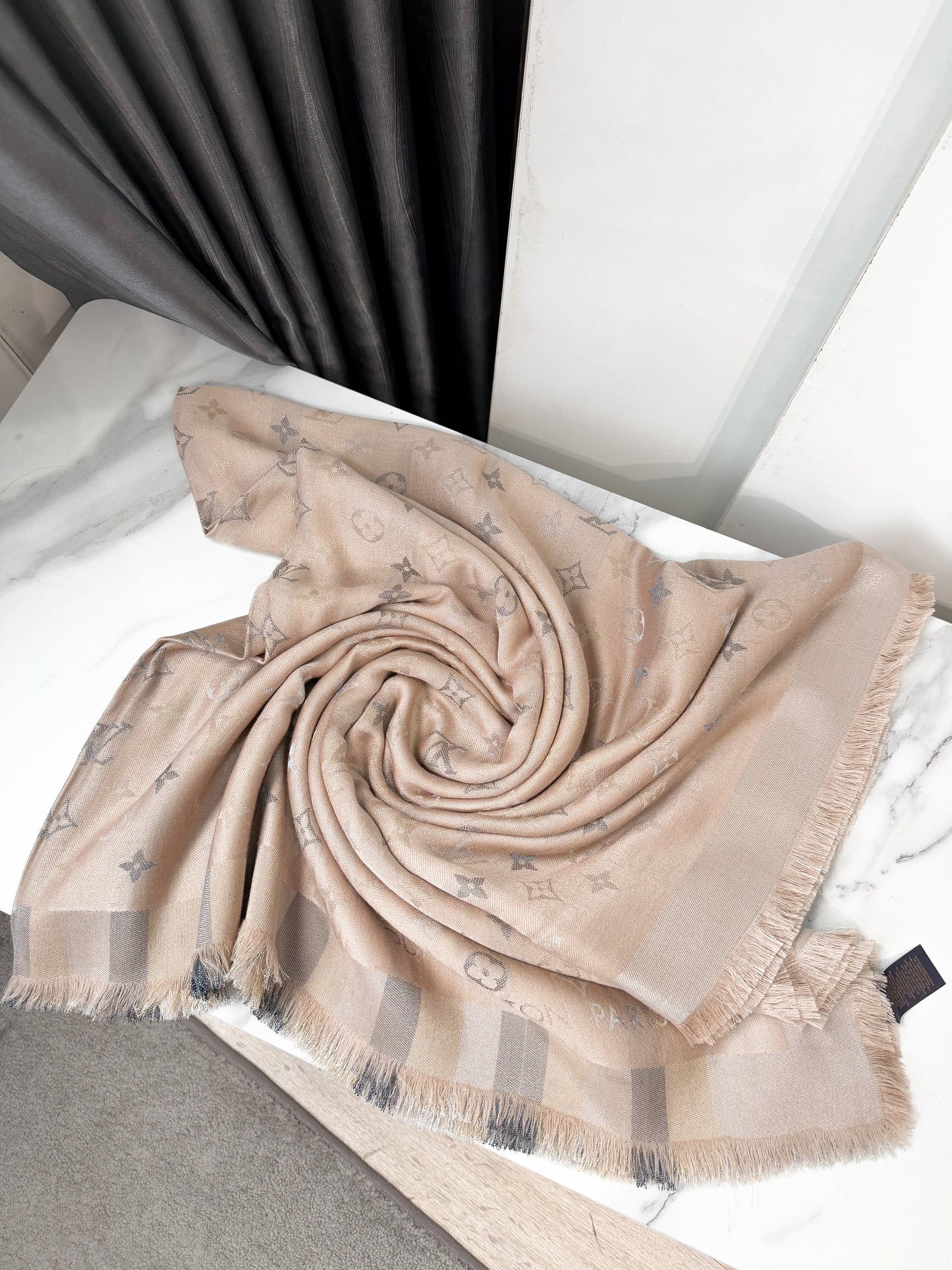 Khăn LV Ánh Kim Kẻ