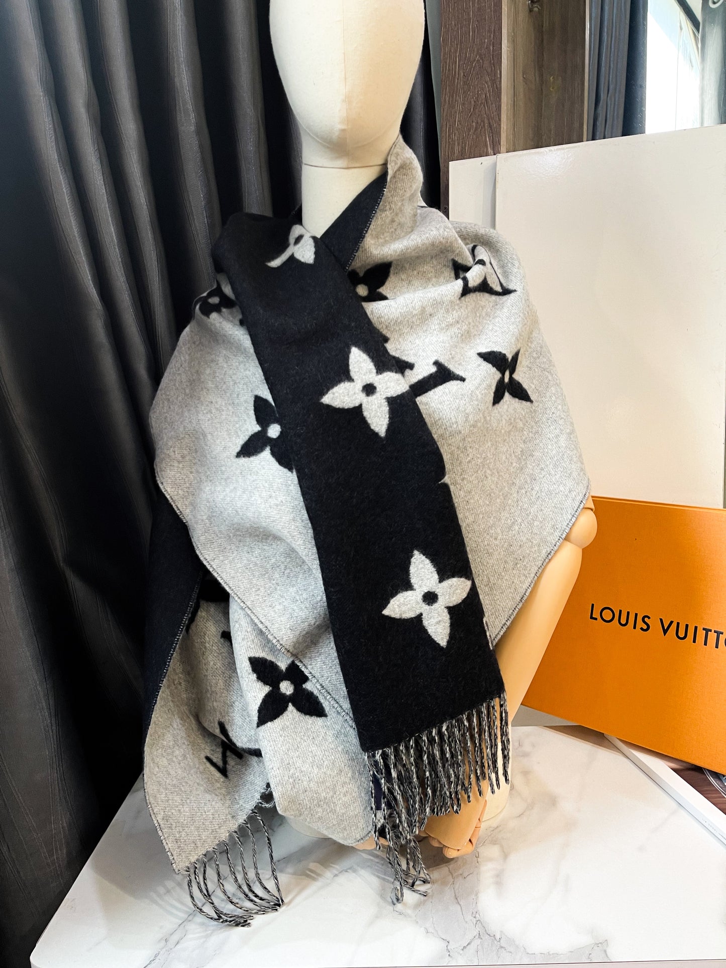 Khăn LV Cashmere New Trưng Bày