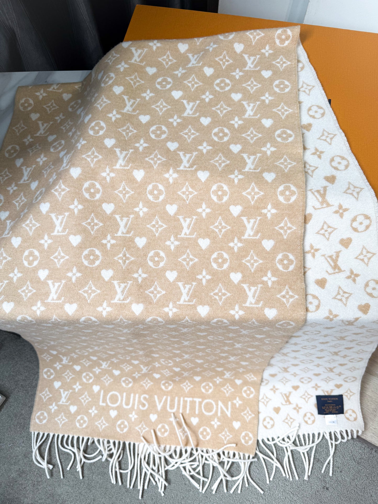 Khăn LV Cashmere Begie