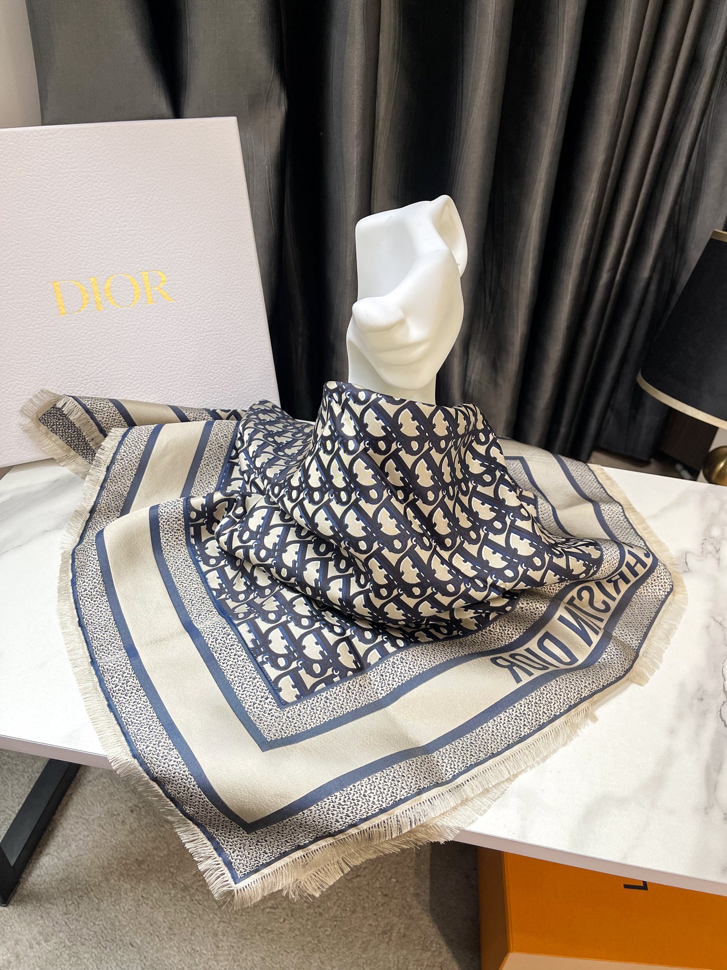 Khăn Dior Khổ 70x70