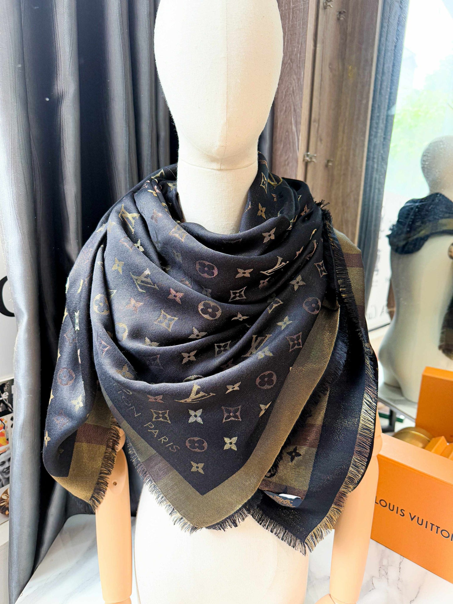 Khăn LV Ánh Kim Kẻ 30/4