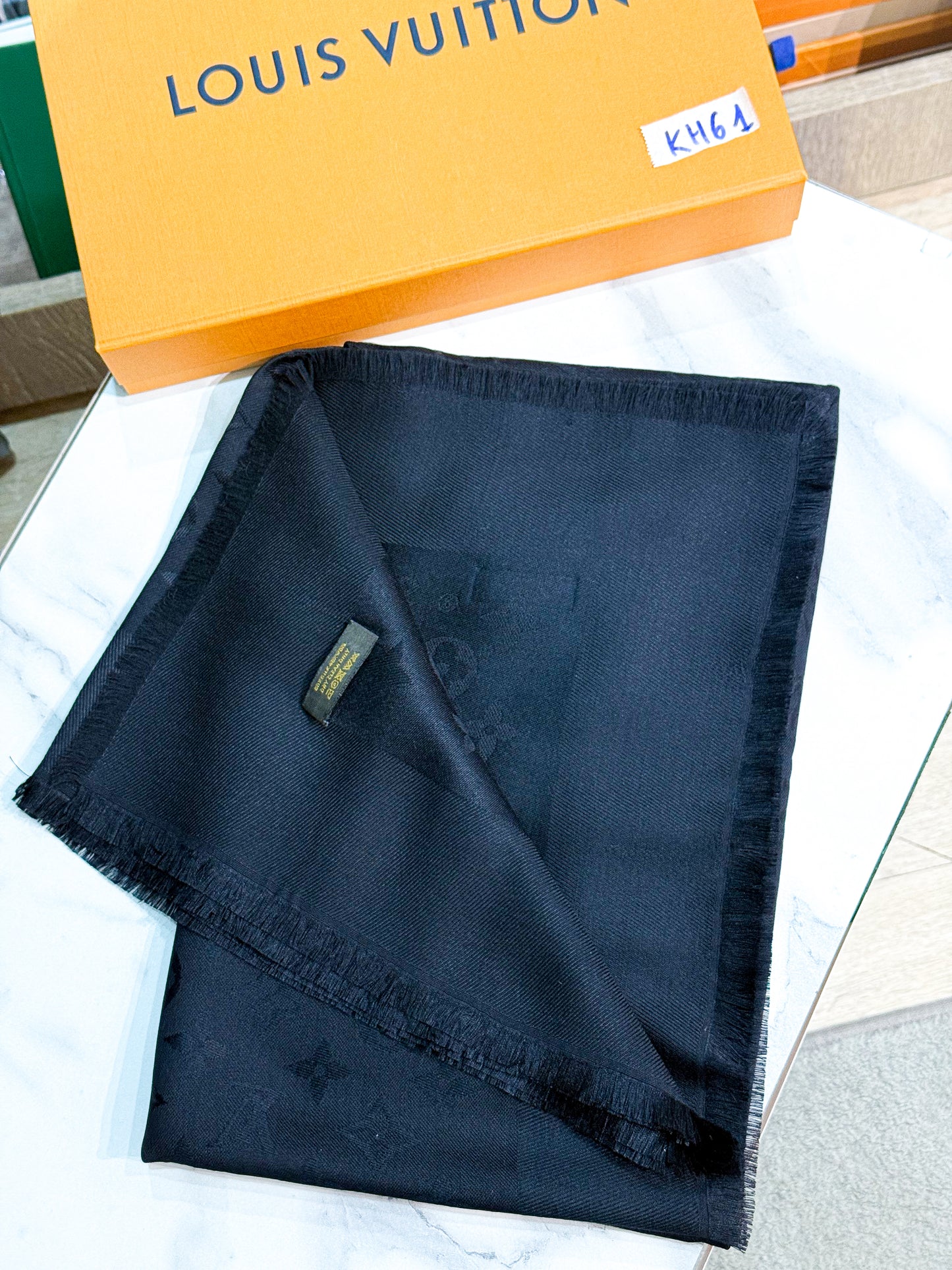 Khăn LV Đen KH61 28/11