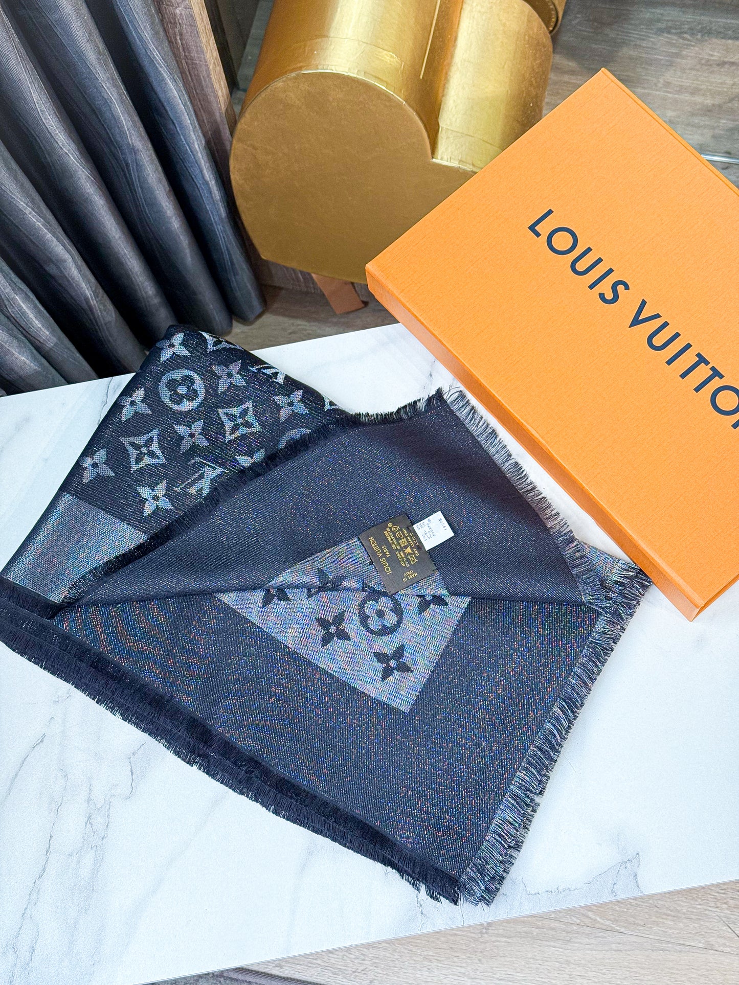 Khăn LV Ánh Kim Đen Ghi 23/2