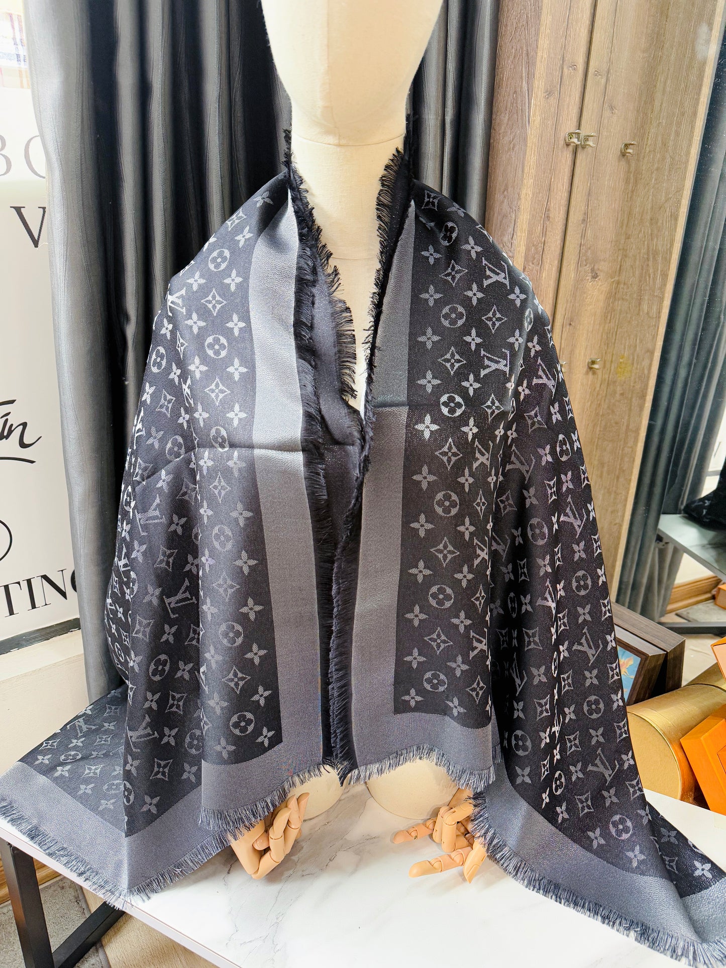 Khăn LV Ánh Kim Đen Ghi 8/3