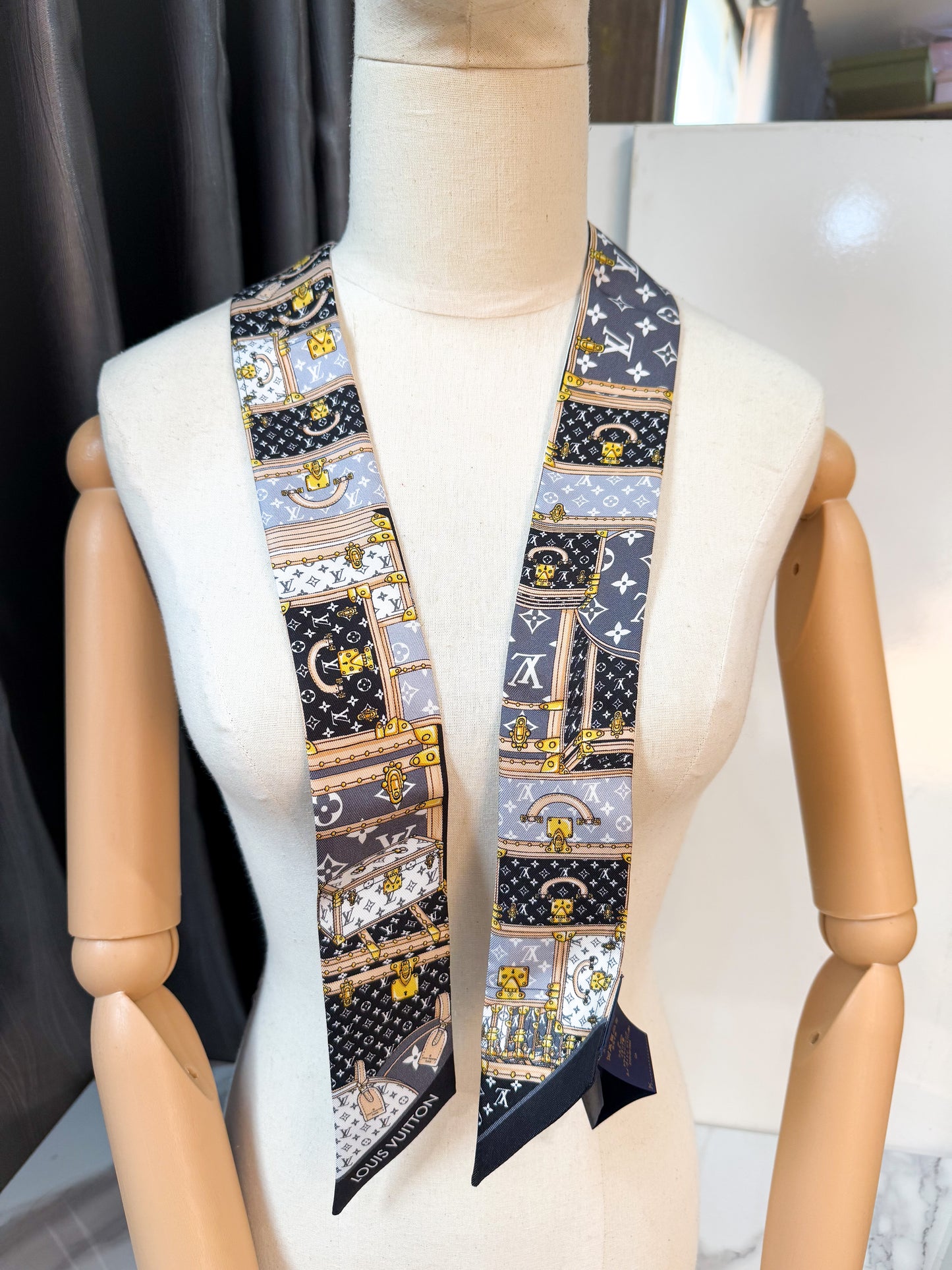 Khăn LV Twilly Trắng Hoạ Tiết