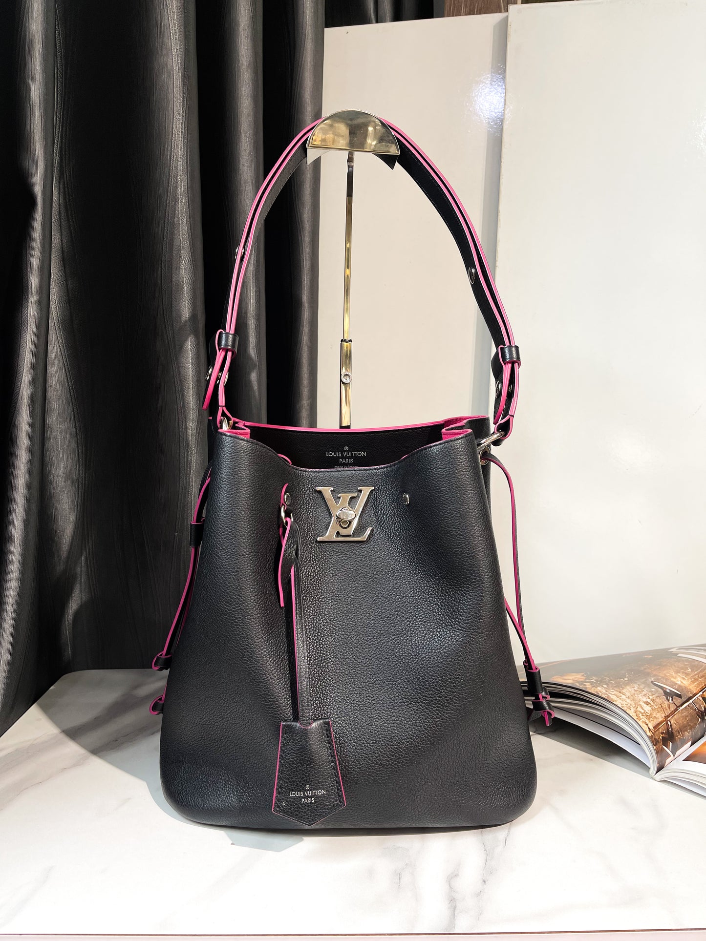 LV Lockme Bucket Da Bê