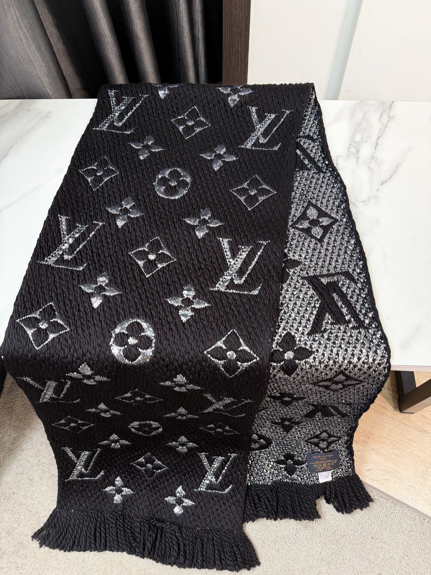 Khăn LV Len Đen Ánh Kim