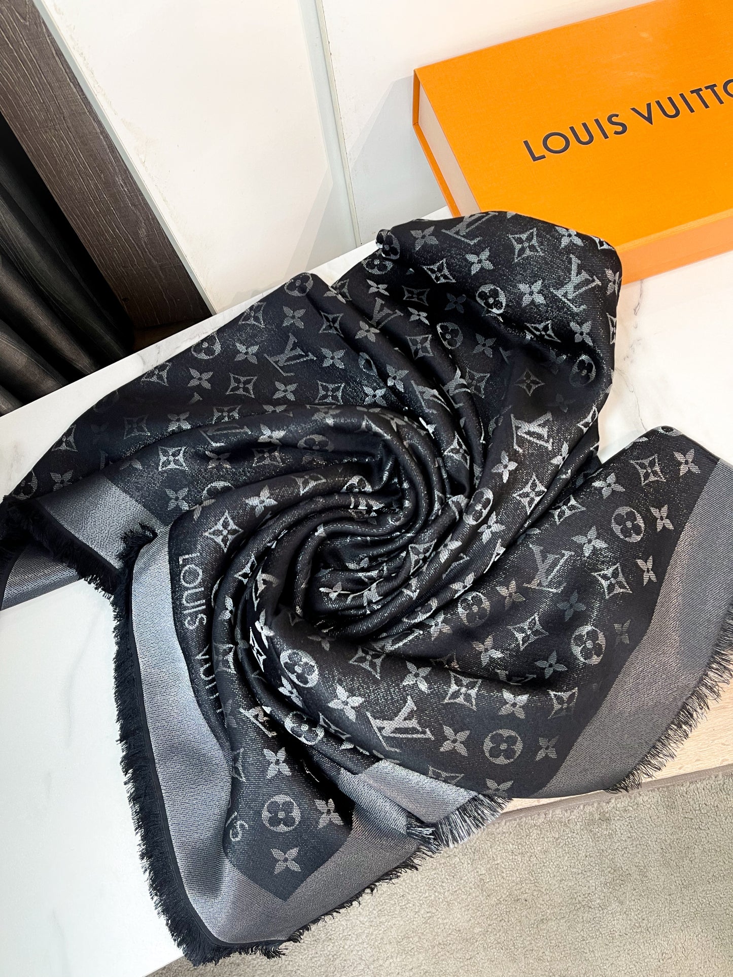 Khăn LV Ánh Kim Đen