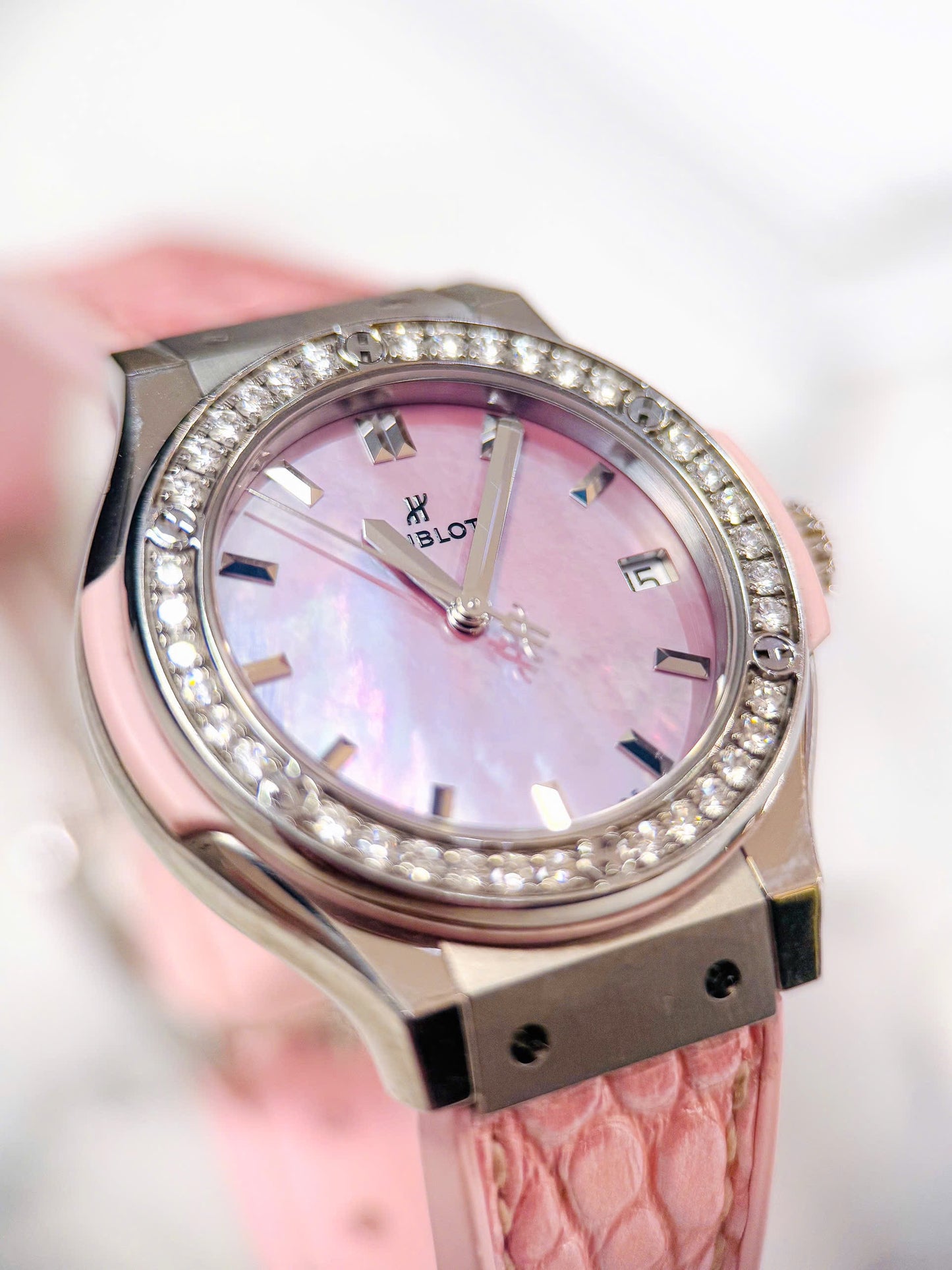 Đồng Hồ Hublot Classic Fusion 33mm Pink MOP