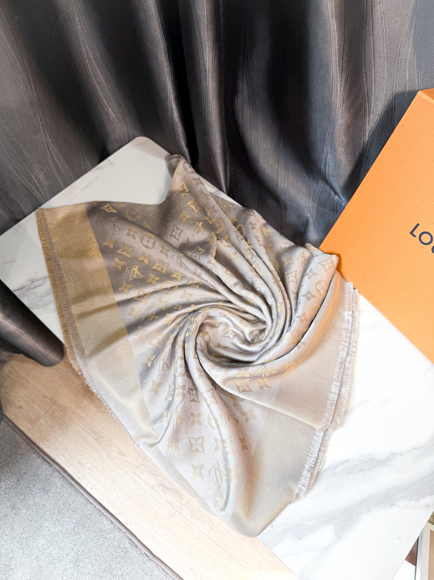 Khăn LV Ghi Ánh Kim Vàng