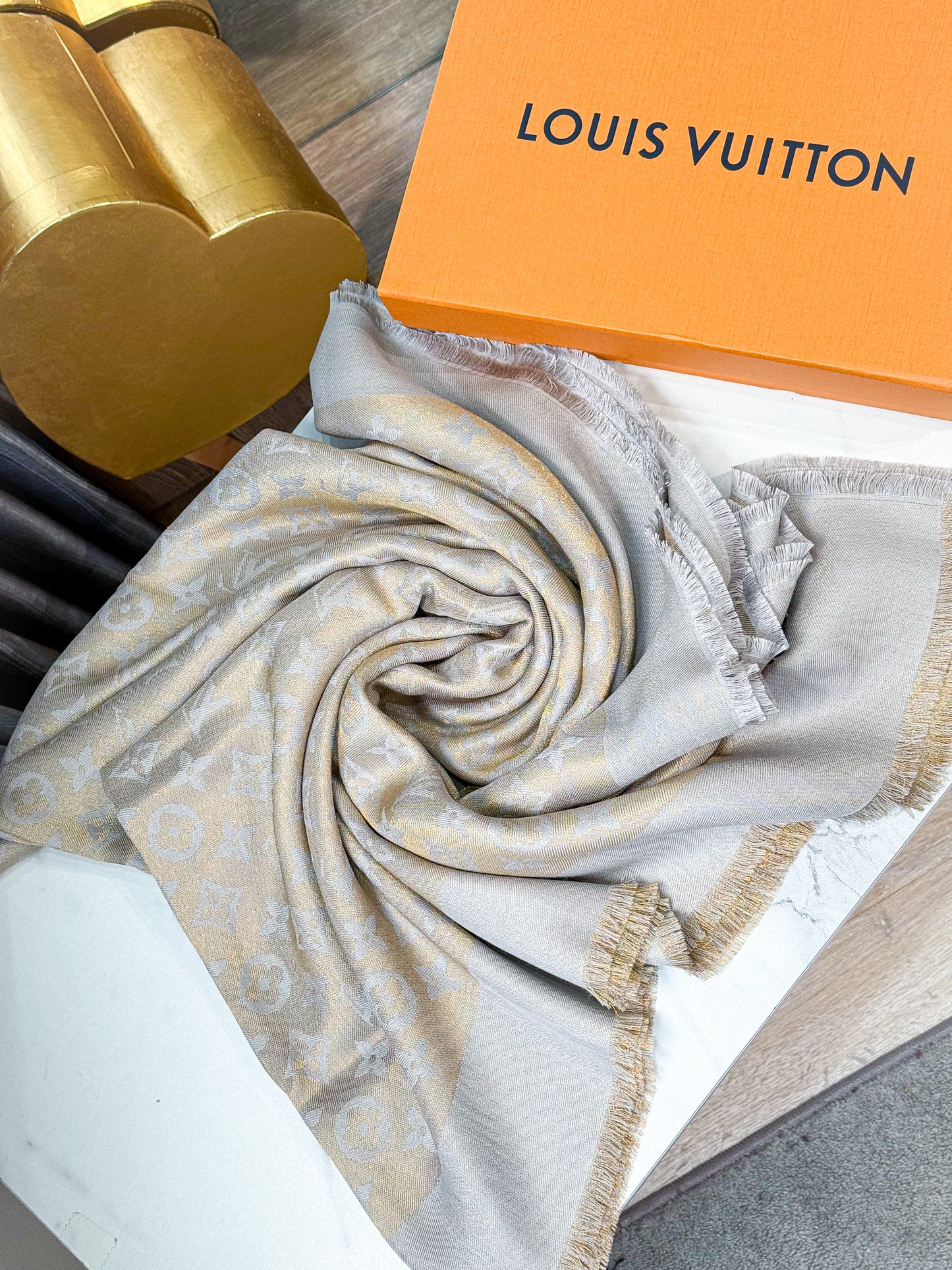 Khăn LV Ánh Kim Ghi Vàng 23/2