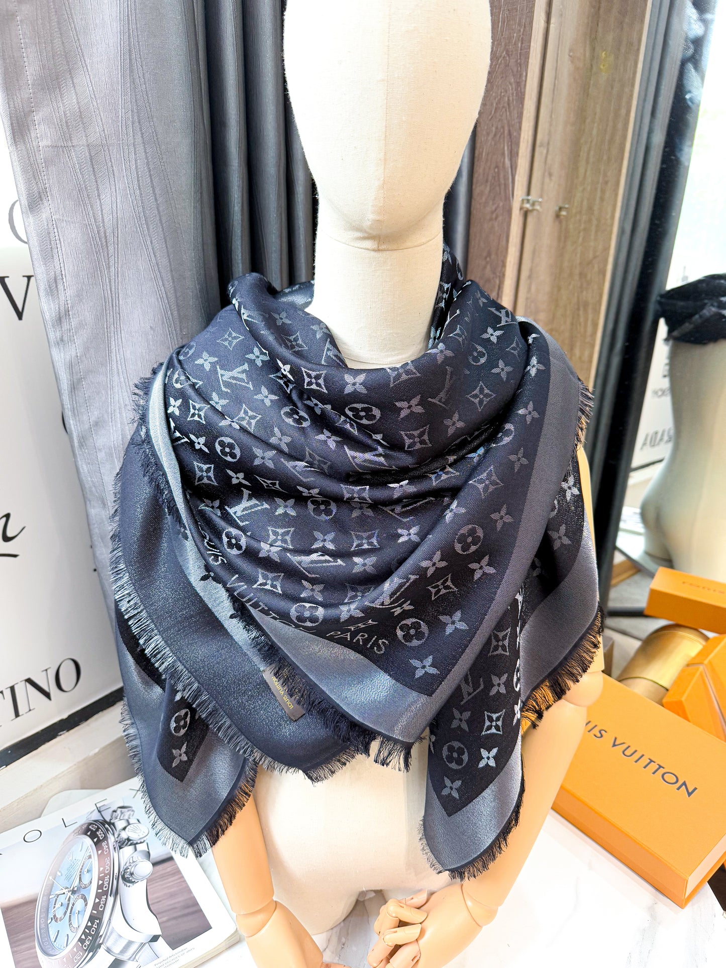 Khăn LV Ánh Kim Đen 27/3